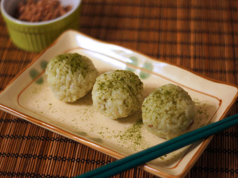 Mimi?肉燥香椿饭团【彩色营养米】的做法