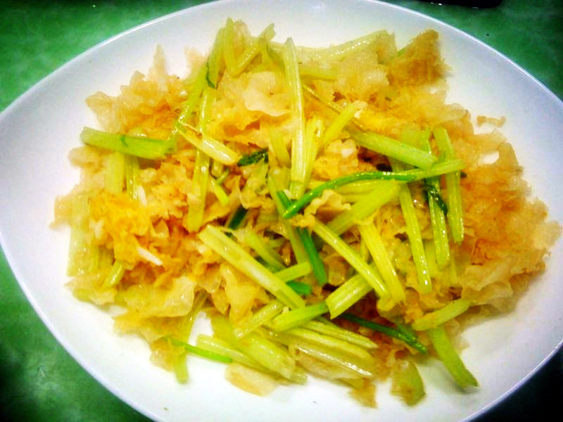 银耳炒芹菜的做法