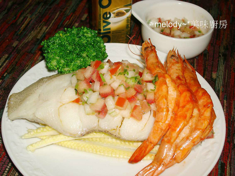 番茄莎莎佐鳕鱼蒜虾的做法