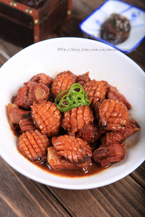 给新年餐桌来道香浓惊艳的---小鲍鱼烧排骨的做法