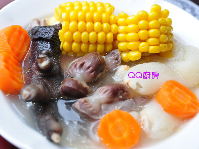 玉米竹笙炖鸡脚汤的做法