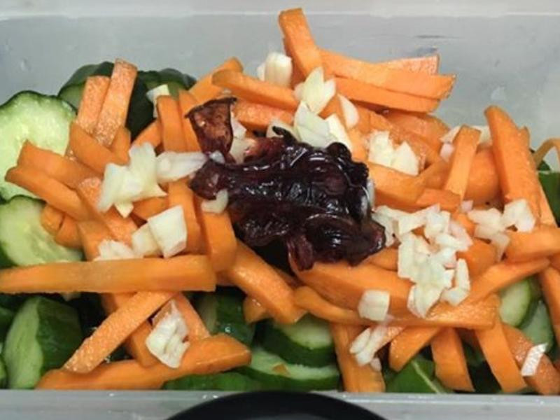 洛神花小黄瓜的做法