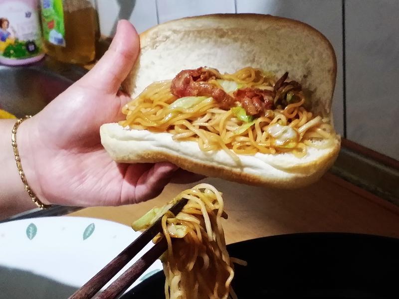 泡面炒面面包(味丹真面堂)的做法