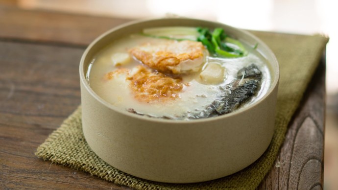 荷包蛋鲫鱼汤的做法