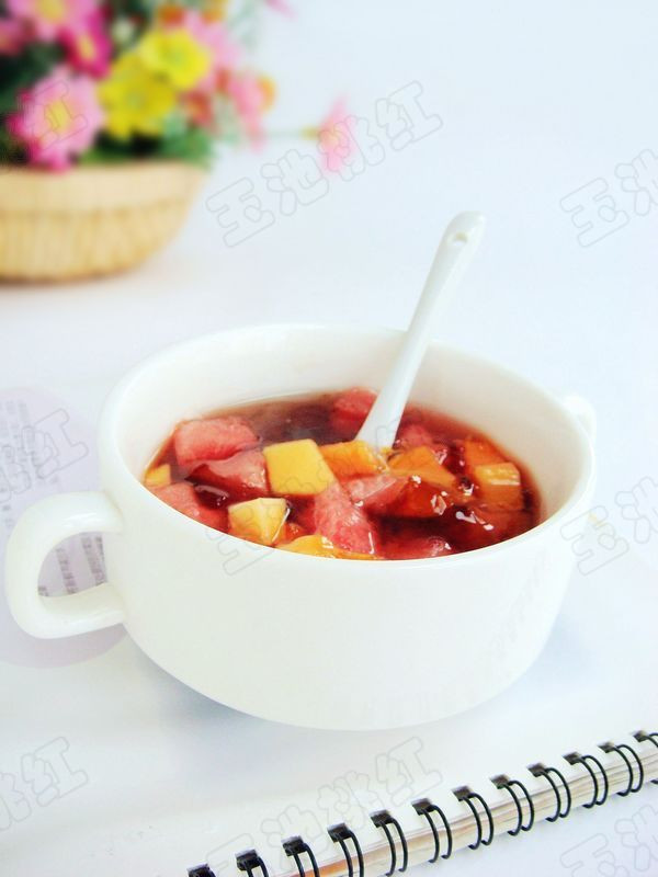 滋补美容佳品——桃胶水果捞的做法