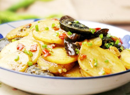 剁椒皮蛋烧土豆的做法