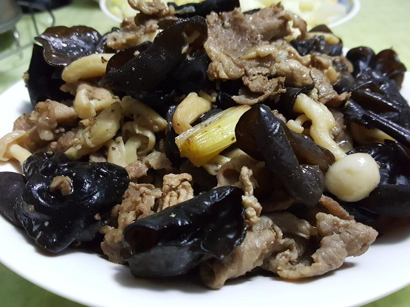 酱醋炒木耳肉的做法