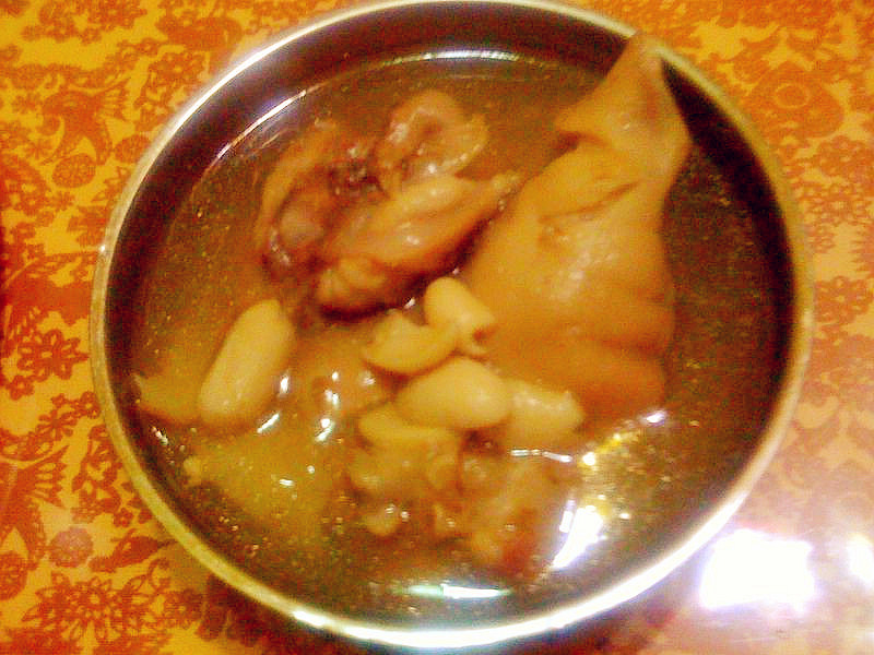 花生炖猪手的做法