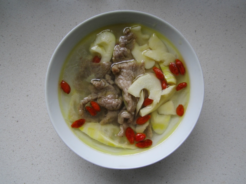 春笋枸杞瘦肉汤的做法