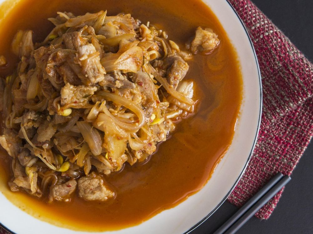 韩式泡菜炒猪腩肉的做法