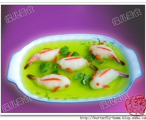 在碧波中游泳的快乐小鱼的做法