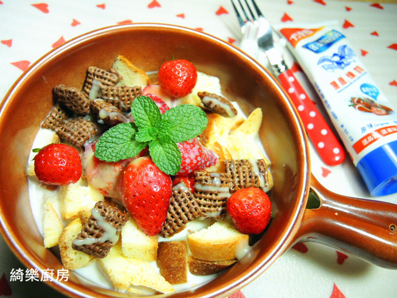 草莓面包鲜奶的做法