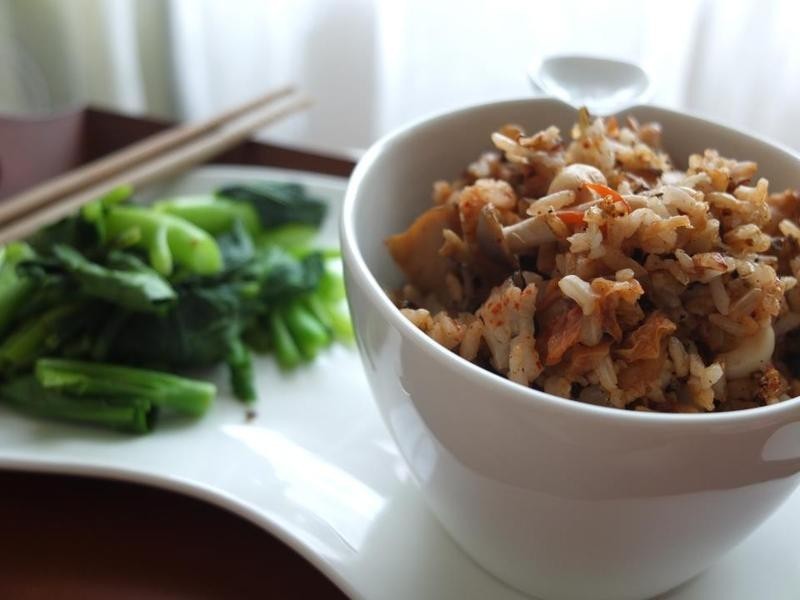 泡菜野菇炒饭佐鲜嫩芥兰的做法