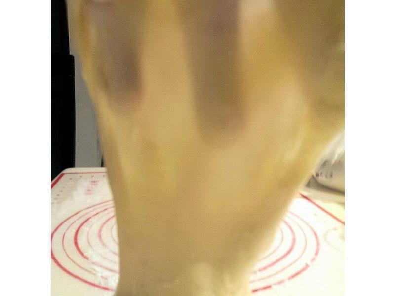 面包机打出薄膜面团的做法