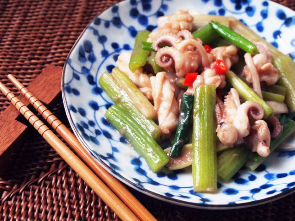 家常菜食谱 - 椒丝虾酱炒鱿鱼的做法