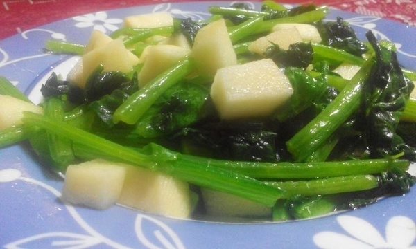 菠菜炒蘋果的做法