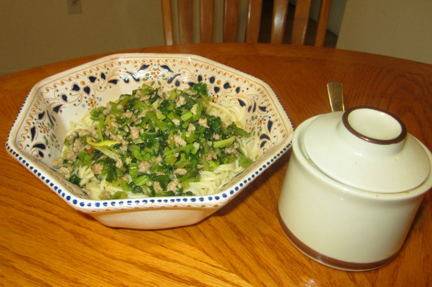 芹菜肉炤子酸辣面的做法