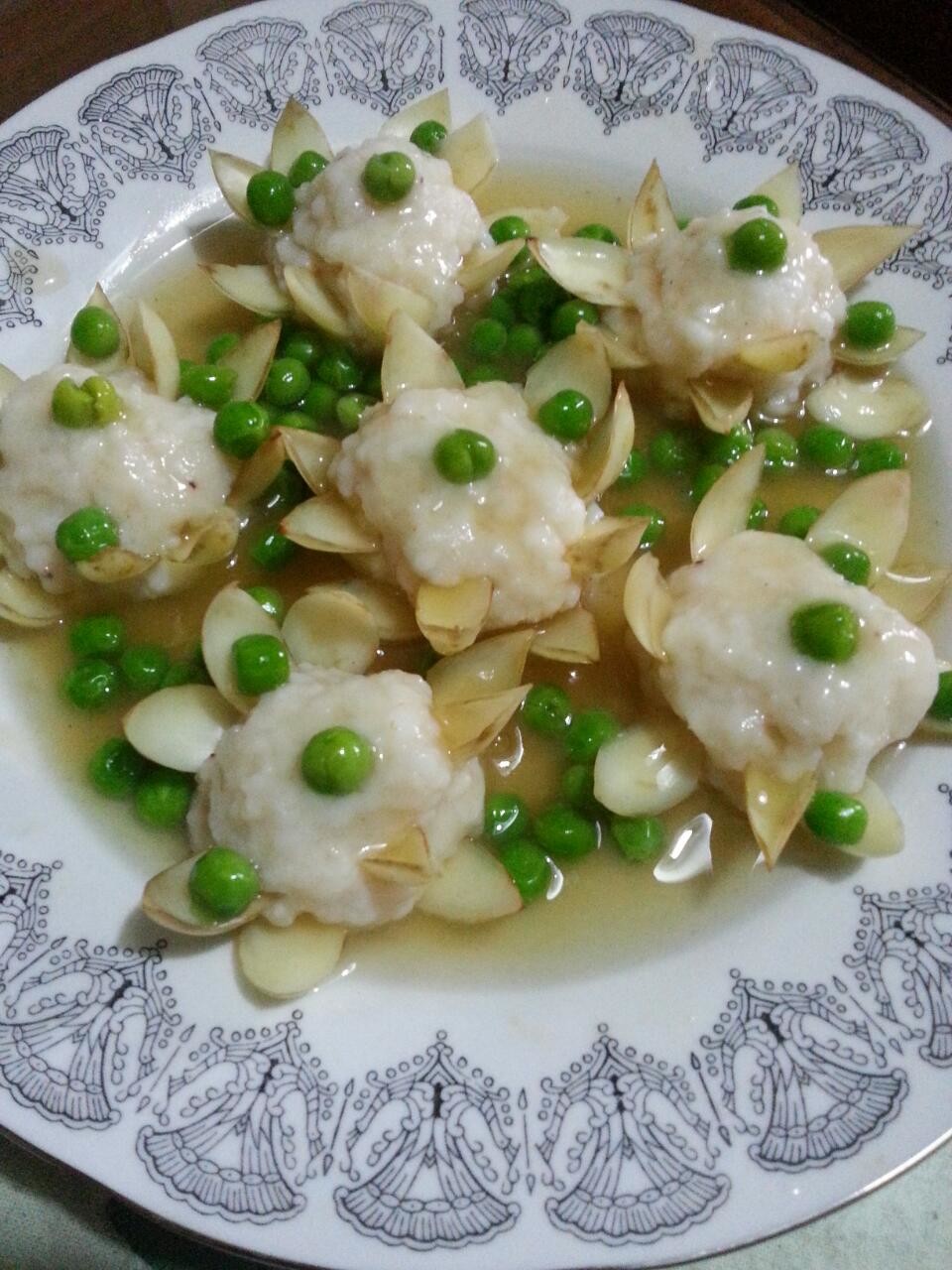 百合墨鱼莲花池的做法