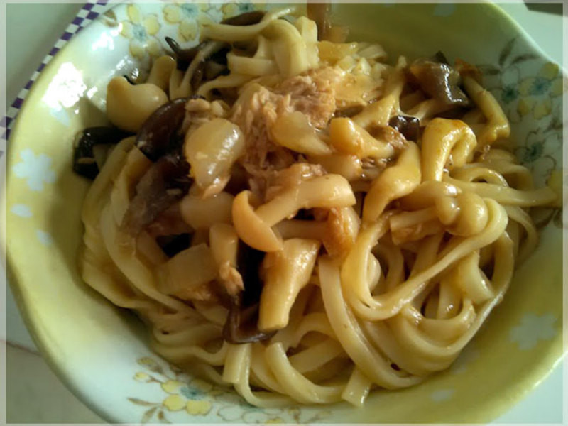 咖哩鲔鱼炒面〞五木面条的做法