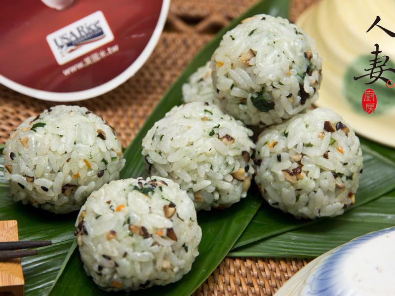 米食料理-芝麻蔬菜饭团(美国米)的做法