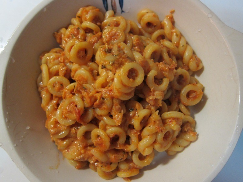 鲔鱼酱面(蕃茄起司鲔鱼圈圈卷卷面)的做法