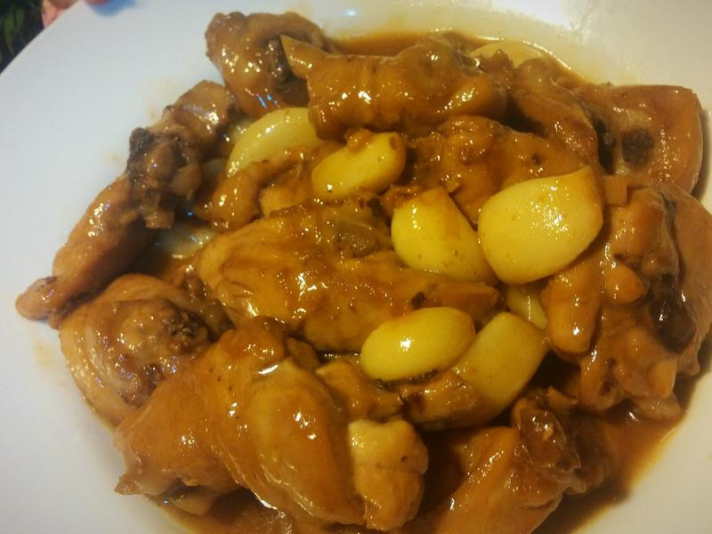 蒜头红烧鸡的做法