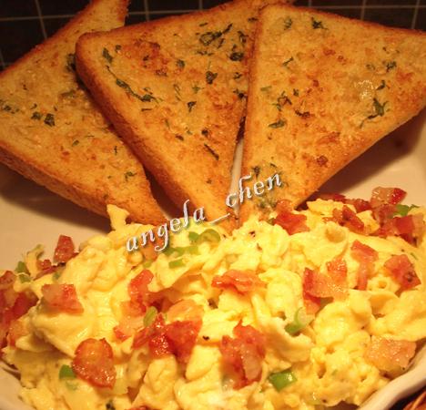 英法合壁早餐——大蒜面包配培根滑蛋的做法