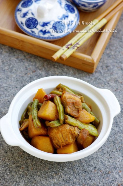 土豆花肉炖豆角的做法