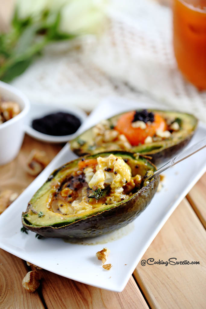 鱼子酱牛油果煎鸡蛋的做法