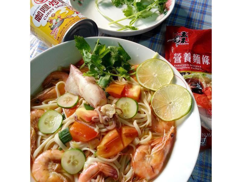 海鲜咖哩蔬菜汤面的做法