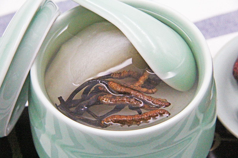 霜降养生食谱:冰糖雪梨炖龙筵虫草的做法