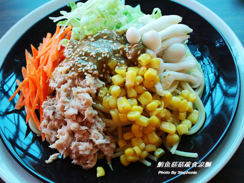 鲔鱼菇菇疏食凉面的做法