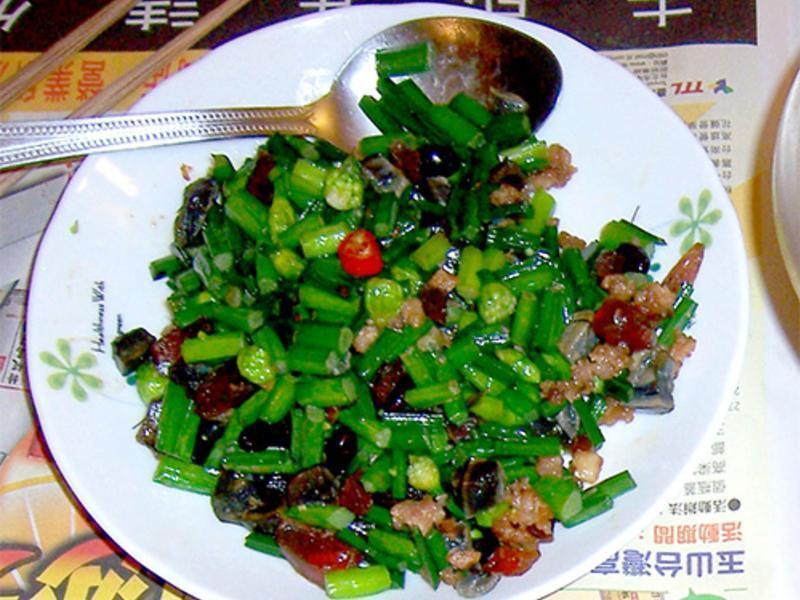 韭菜花炒皮蛋肉末的做法