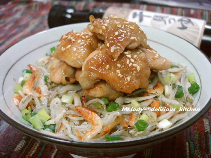 嫩煎鸡肉海味拌饭的做法