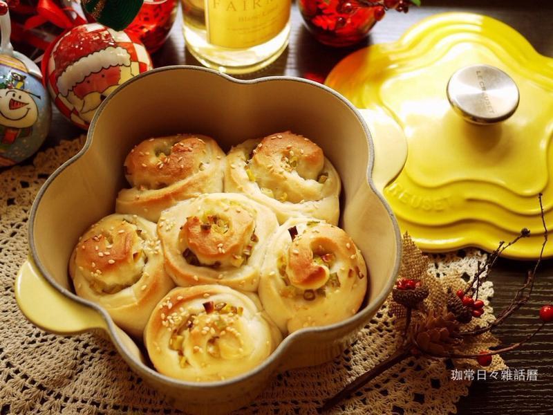 铸铁锅烤葱花卷面包的做法