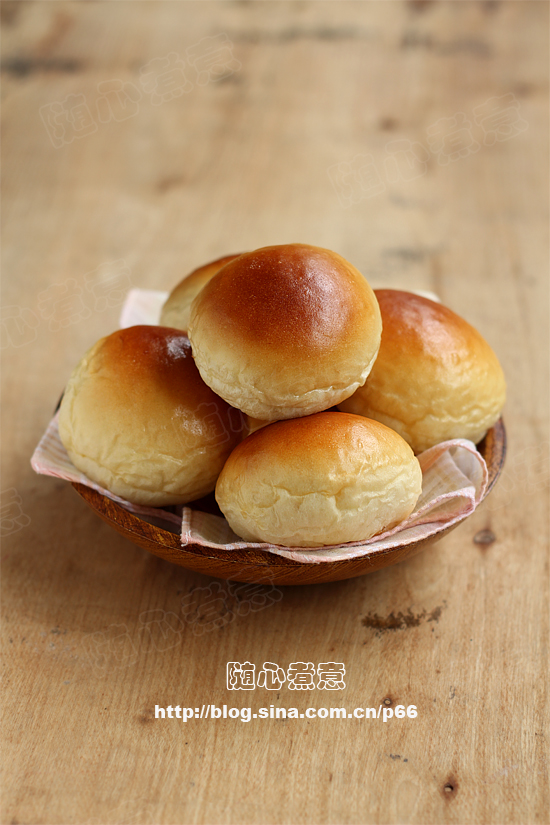 全蛋奶香小餐包——浓香简易的日常面包配方的做法