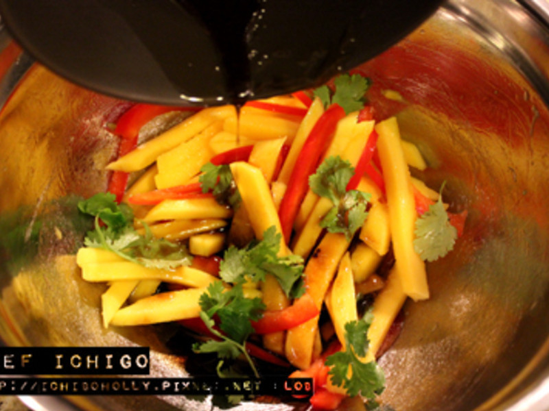 泰式酸甜芒果沙拉 煎鸡排的做法