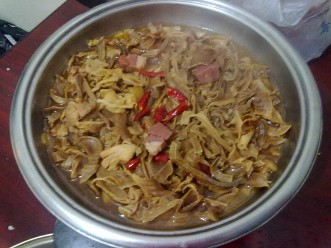 笋干腊肉煲的做法