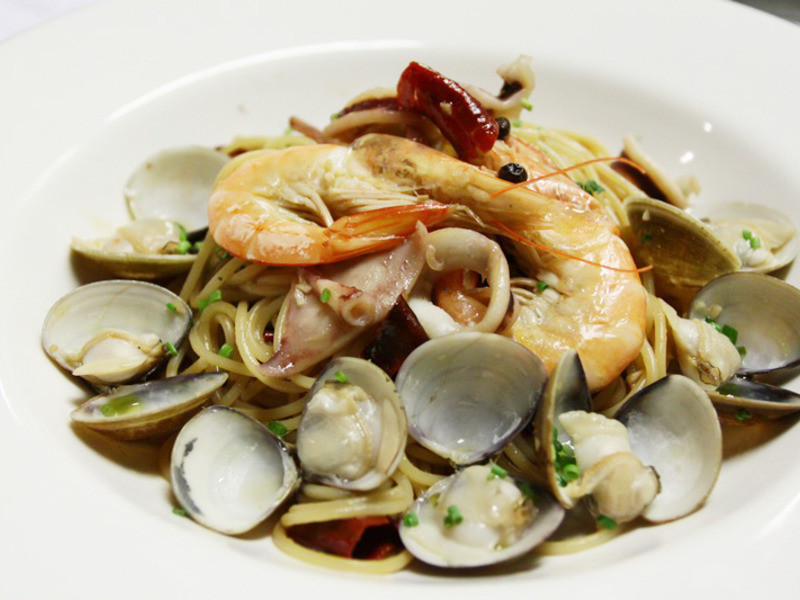 蒜辣清炒海鲜义大利面的做法