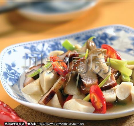 鸡腿菇炒腊肉的做法