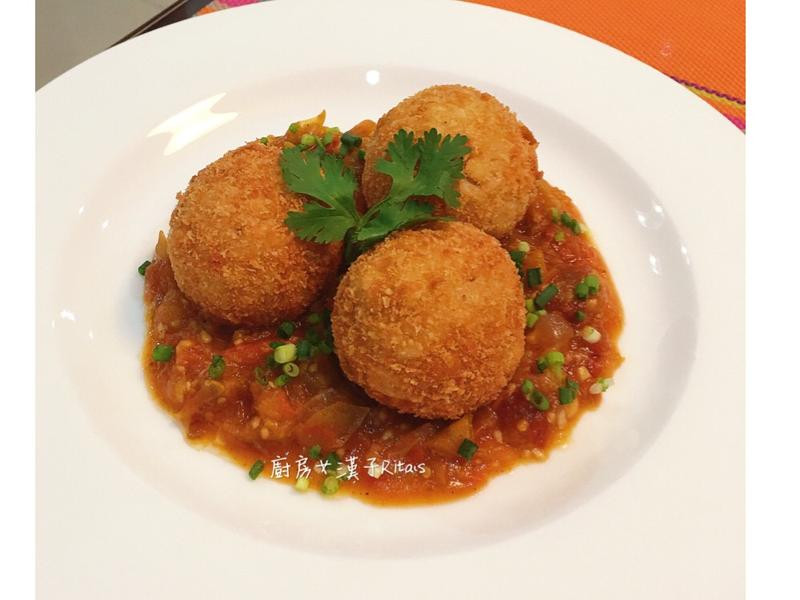 炸起司饭团佐酱汁的做法