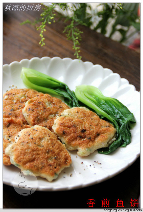 鲮鱼三吃——香煎鲮鱼饼、芥兰苗炒鱼丸、鱼丸紫菜汤的做法