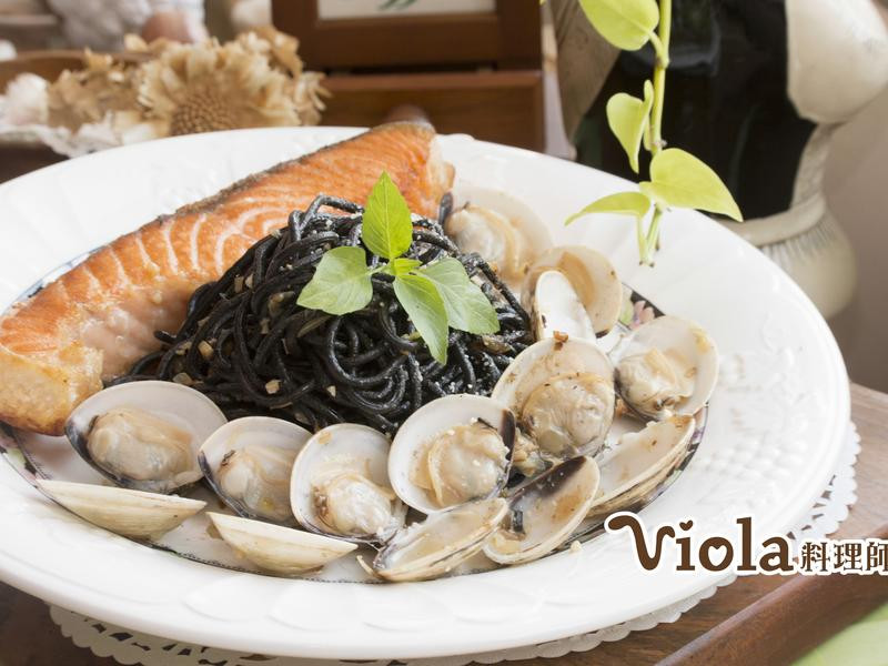 鲑鱼海鲜墨鱼面的做法