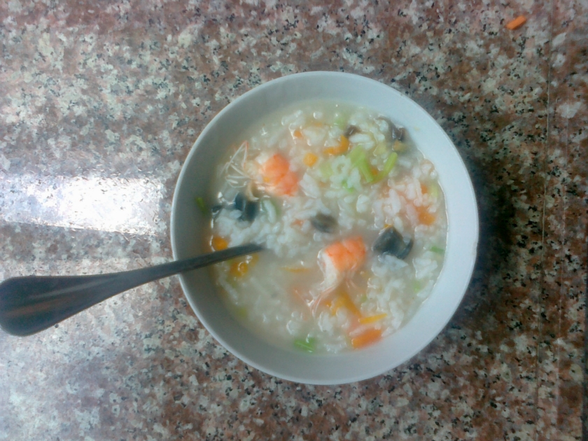 皮蛋虾肉粥的做法