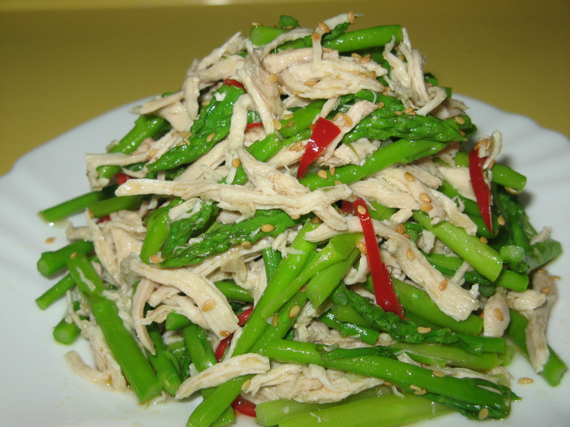 酱拌鸡丝芦笋的做法