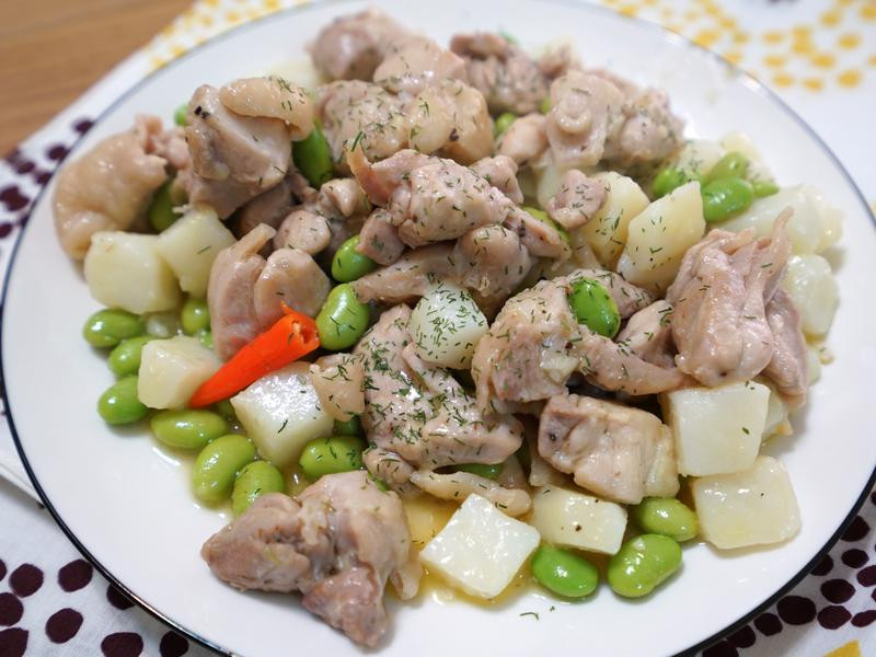 马铃薯毛豆炒鸡丁的做法