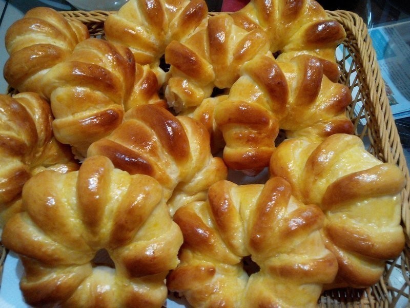 牛奶乳酪花型面包的做法