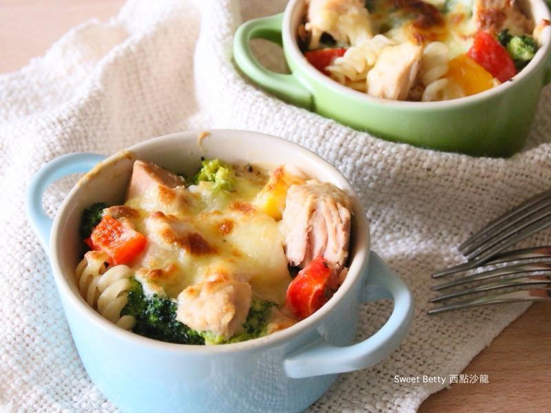 焗鲔鱼块甜椒卷卷面盅的做法