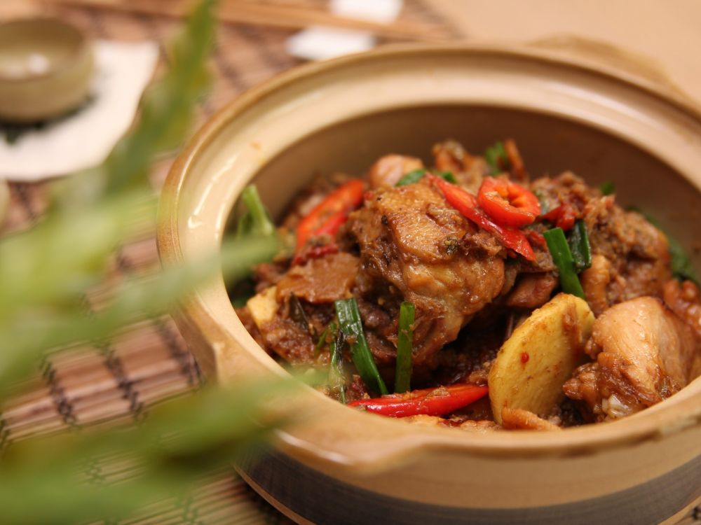 姜爆蟹粉砂锅鸡的做法