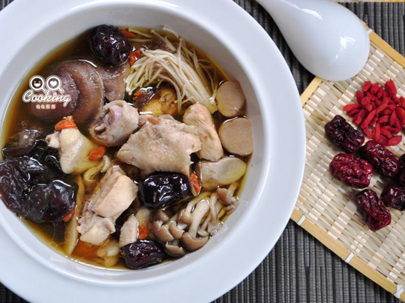 养生五鲜菇炖鸡汤的做法